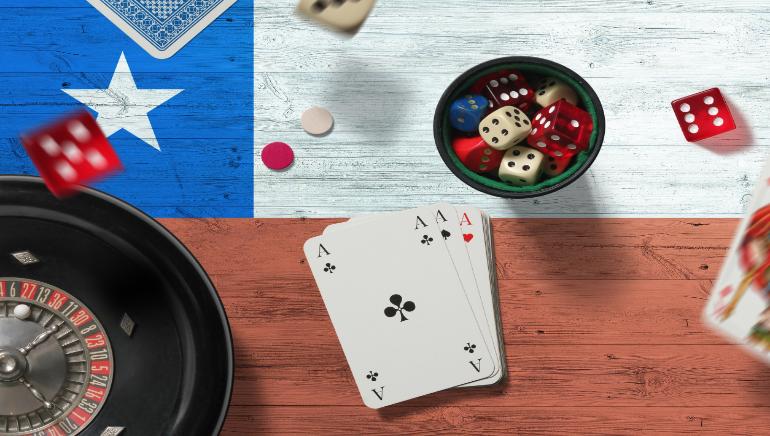 Bandera de Chile sobre el fondo de cartas y dados
